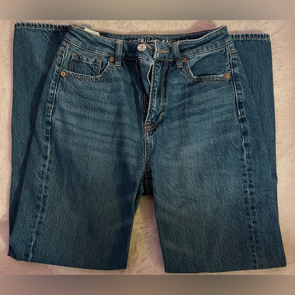 AMERICAN EAGLE MOM STRAIGHT JEAN
